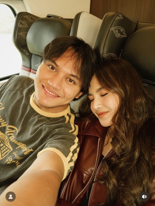 Dari foto unggahan yang dibagikan terlihat Mahalini dan Rizky Febian pergi ke Bandung dengan mengendarai kereta cepat. Keduanya juga sempat membagikan foto saat berada di dalam kereta. Foto: Instagram