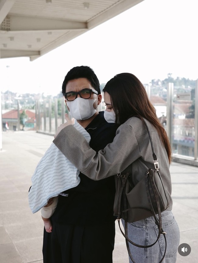 Demikian pula halnya dengan Thariq dan Aaliyah. Meski tak membawa kendaraan pribadi, Thariq dan Aaliyah tampak tak kerepotan menunggu kereta sambil momong putra kecil mereka. Foto: Instagram