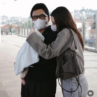 Demikian pula halnya dengan Thariq dan Aaliyah. Meski tak membawa kendaraan pribadi, Thariq dan Aaliyah tampak tak kerepotan menunggu kereta sambil momong putra kecil mereka. Foto: Instagram