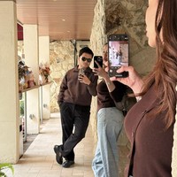 Sudah menjadi orangtua, Thariq dan Aaliyah kini juga terlihat makin kompak. Dalam foto keduanya bergaya bersama dengan mengenakan pakaian berwarna coklat yang serasi. Foto: Instagram