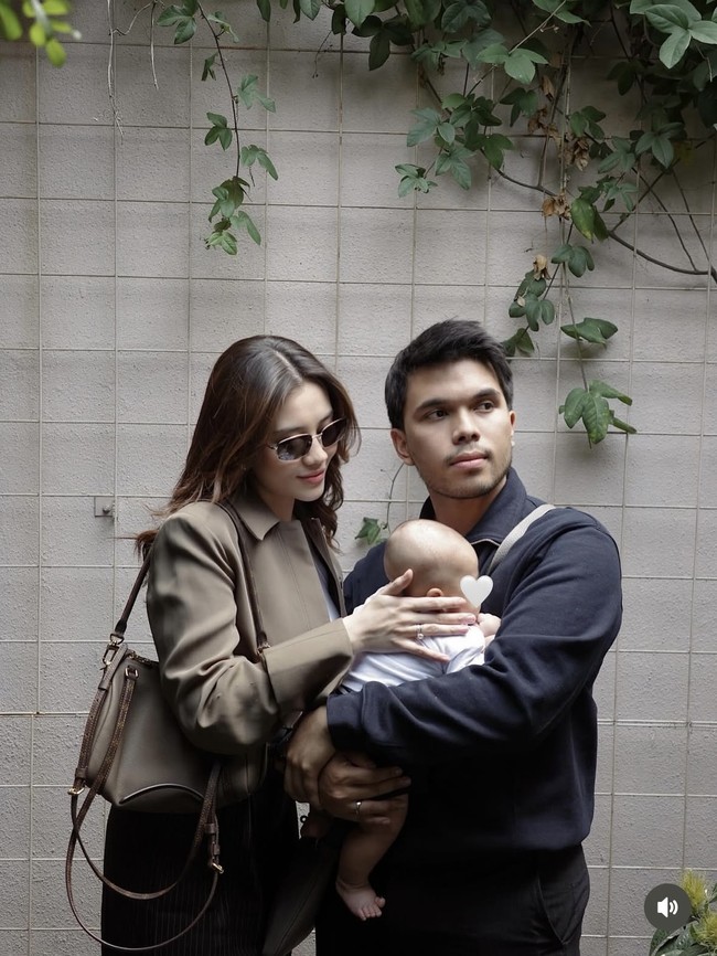Meski liburan bareng anak yang masih bayi, penampilan Thariq dan Aaliyah tetap terlihat stylish. Dalam foto, Aaliyah tampak mengenakan luaran berkerah warna coklat. Penampilannya makin stylish dengan kaca mata hitam. Foto: Instagram