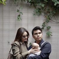 Meski liburan bareng anak yang masih bayi, penampilan Thariq dan Aaliyah tetap terlihat stylish. Dalam foto, Aaliyah tampak mengenakan luaran berkerah warna coklat. Penampilannya makin stylish dengan kaca mata hitam. Foto: Instagram