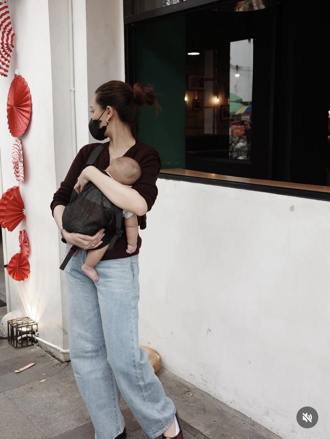 Aaliyah juga tampak menggendong sendiri putranya saat berjalan-jalan. Aura keibuan Aaliyah jadi begitu terpancar. Foto: Instagram