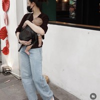 Aaliyah juga tampak menggendong sendiri putranya saat berjalan-jalan. Aura keibuan Aaliyah jadi begitu terpancar. Foto: Instagram