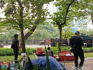 Kala Pedagang Bawa Gerobak Belah Massa Ricuh di Kolong Palmerah