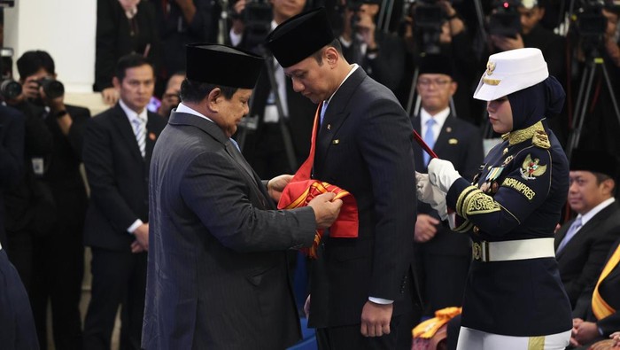 AHY Terima Anugerah Bintang Mahaputera Utama dari Prabowo