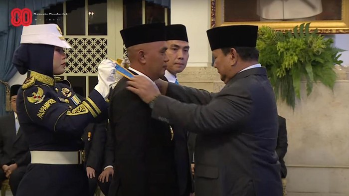 Aipda Muhammad Irvan menerima anugerah Bintang Kemanusiaan dari Presiden Prabowo Subianto