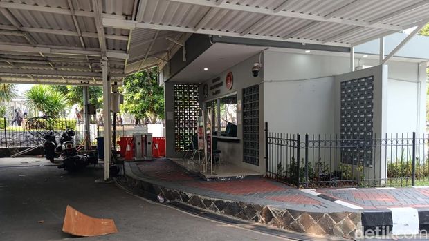 Aksi demonstrasi di belakang gedung MPR/DPR RI, Jakarta, juga diwarnai kericuhan. Massa membakar satu unit motor. (Wildan N/detikcom)