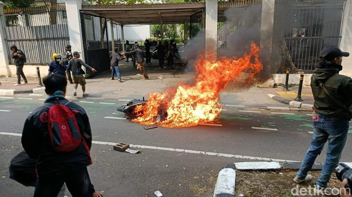 Aksi demonstrasi di belakang gedung MPR/DPR RI, Jakarta, juga diwarnai kericuhan. Massa membakar satu unit motor. (Wildan N/detikcom)