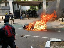 Video: Demo Ricuh di DPR, Massa Lempar Batu hingga Bakar Motor