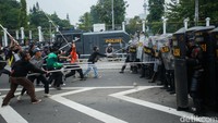 Tampak massa meliputi dari warga juga ojek online (ojol). Beberapa pelajar dengan baju kaus bawahan celana abu-abu seragam SMA juga turut demo di lokasi.