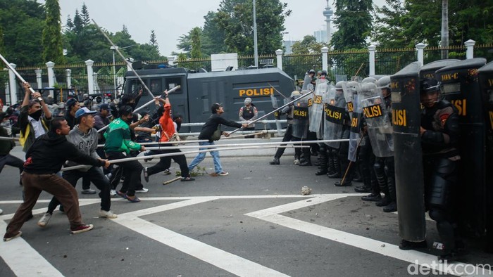 Demo di depan gedung DPR RI, Jalan Gatot Subroto, Jakarta Pusat, siang ini memanas. Massa sempat menutup akses Tol Dalam Kota hingga membuat lalin terdampak.