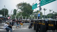 Pantauan detikcom di lokasi pukul 12.45 WIB, massa merangsek masuk ke ruas jalan Tol Dalkot, tepatnya di depan gedung DPR. Kendaraan yang mengarah ke Slipi terhambat.