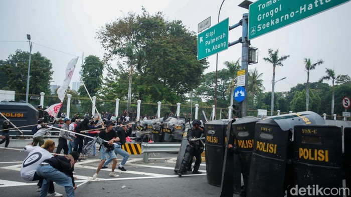 Demo di depan gedung DPR RI, Jalan Gatot Subroto, Jakarta Pusat, siang ini memanas. Massa sempat menutup akses Tol Dalam Kota hingga membuat lalin terdampak.