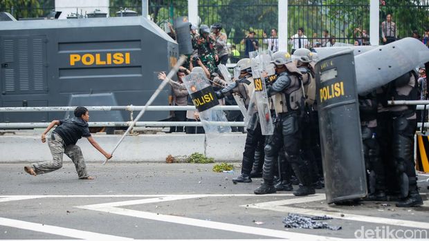 Demo di depan gedung DPR RI, Jalan Gatot Subroto, Jakarta Pusat, siang ini memanas. Massa sempat menutup akses Tol Dalam Kota hingga membuat lalin terdampak.