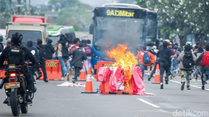 Demo di depan gedung DPR RI, Jalan Gatot Subroto, Jakarta Pusat, siang ini memanas. Massa sempat menutup akses Tol Dalam Kota hingga membuat lalin terdampak.