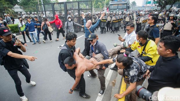 Demo di depan gedung DPR RI, Jalan Gatot Subroto, Jakarta Pusat, siang ini memanas. Massa sempat menutup akses Tol Dalam Kota hingga membuat lalin terdampak.
