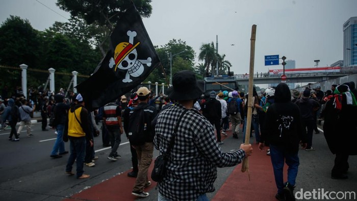 Demo di depan gedung DPR RI, Jalan Gatot Subroto, Jakarta Pusat, siang ini memanas. Massa sempat menutup akses Tol Dalam Kota hingga membuat lalin terdampak.