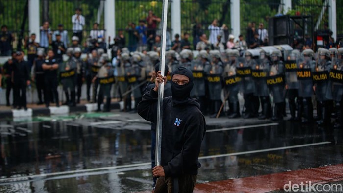 Aksi di Depan DPR Keos Hingga Masuk Tol Demo di depan gedung DPR RI, Jalan Gatot Subroto, Jakarta Pusat, siang ini memanas. Massa sempat menutup akses Tol Dalam Kota hingga membuat lalin terdampak.
