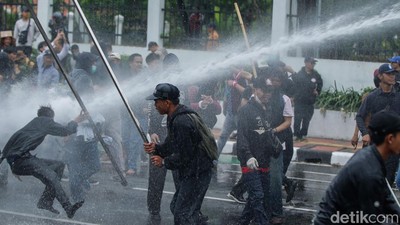 Massa Demo Depan DPR Keos Hingga Masuk Tol Dalkot