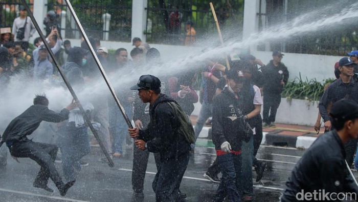 Demo di depan gedung DPR RI, Jalan Gatot Subroto, Jakarta Pusat, siang ini memanas. Massa sempat menutup akses Tol Dalam Kota hingga membuat lalin terdampak.