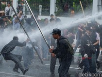 Massa Demo Depan DPR Keos Hingga Masuk Tol Dalkot