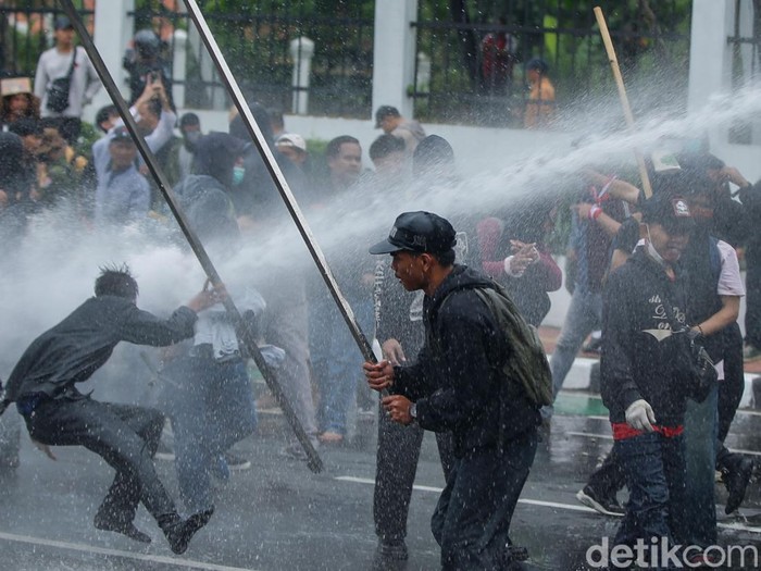 Demo di depan gedung DPR RI, Jalan Gatot Subroto, Jakarta Pusat, siang ini memanas. Massa sempat menutup akses Tol Dalam Kota hingga membuat lalin terdampak.