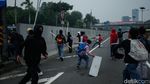 Massa Demo Depan DPR Keos Hingga Masuk Tol Dalkot