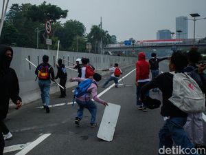Video: Massa Demo Kelompok Pelajar Masuk Tol Dalkot-Rusak Pembatas Jalan