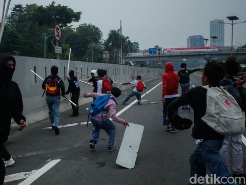 Demo di depan gedung DPR RI, Jalan Gatot Subroto, Jakarta Pusat, siang ini memanas. Massa sempat menutup akses Tol Dalam Kota hingga membuat lalin terdampak.