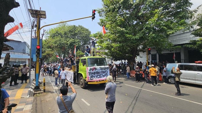 Aksi massa yang menyampaikan aspirasi dengan mengirimkan surat ke KPK melalui Kantor Pos Pati, Senin (25/8/2025).