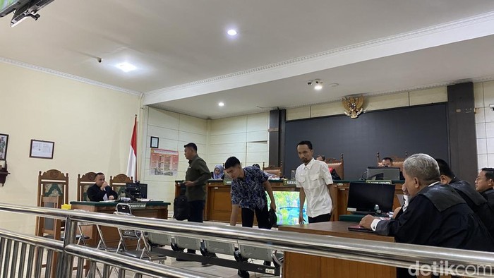 Anggota Ditintelkam Polda Jateng, Brigadir Eka, dalam sidang Terdakwa Rezki Setia Budi dan Muhammad Rafli Susanto di Pengadilan Negeri (PN) Semarang, Kecamatan Semarang Barat, Kota Semarang, Senin (25/7/2025).