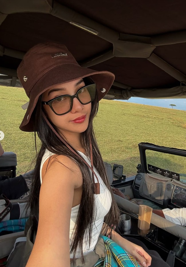 Anya dan Tora memilih berkunjung ke Kenya. Di sana keduanya menikmati pemandangan alam yang indah sambil menaiki mobil khusus yang sudah disediakan. Foto: Instagram/@anyageraldine