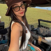 Anya dan Tora memilih berkunjung ke Kenya. Di sana keduanya menikmati pemandangan alam yang indah sambil menaiki mobil khusus yang sudah disediakan. Foto: Instagram/@anyageraldine