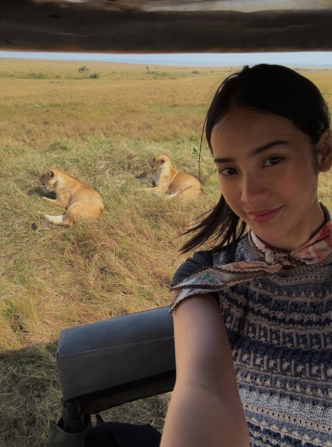 Anya dan Tora berkunjung ke Masai Mara National Wilddlife Reserve, sebuah cagar alam hewan liar yang terdapat di Kenya. Di sana keduanya bisa menyaksikan langsung hewan-hewan liar yang berkeliaran dari jarak dekat. Foto: Instagram/@anyageraldine
