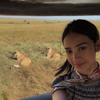 Anya dan Tora berkunjung ke Masai Mara National Wilddlife Reserve, sebuah cagar alam hewan liar yang terdapat di Kenya. Di sana keduanya bisa menyaksikan langsung hewan-hewan liar yang berkeliaran dari jarak dekat. Foto: Instagram/@anyageraldine