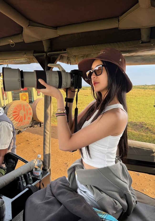 Tak mau menyia-nyiakan waktunya selama di sana, Anya pun tampak memamerkan beragam posenya. Seperti dalam foto satu ini, aktris 29 tahun itu bergaya bak profesional yang sedang mengambil gambar. Foto: Instagram/@anyageraldine