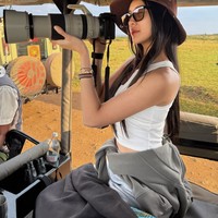 Tak mau menyia-nyiakan waktunya selama di sana, Anya pun tampak memamerkan beragam posenya. Seperti dalam foto satu ini, aktris 29 tahun itu bergaya bak profesional yang sedang mengambil gambar. Foto: Instagram/@anyageraldine