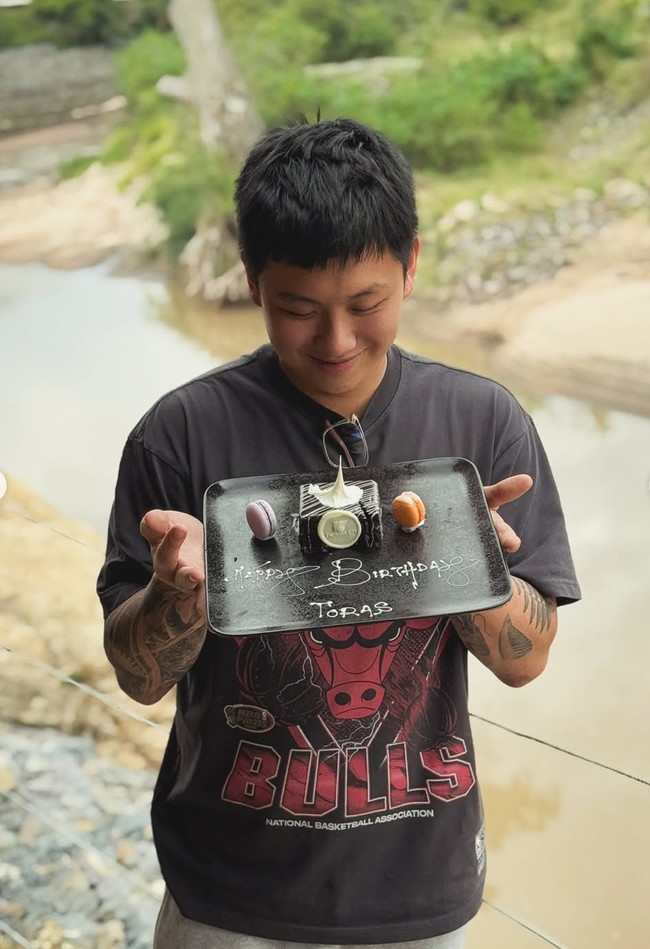 Anya tampaknya juga memberikan kejutan-kejutan sederhana untuk kekasihnya itu. Salah satunya kue kecil dengan tulisan Happy Birthday Toras. Foto: Instagram/@anyageraldine