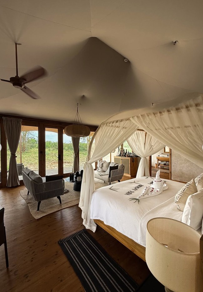 Tak hanya kue, tempat tidur di kamar penginapan juga dihias dengan tulisan Happy Birthday Tora. Terlihat ruangan kamar penginapan yang cukup luas dan nyaman. Foto: Instagram/@anyageraldine