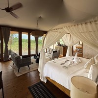 Tak hanya kue, tempat tidur di kamar penginapan juga dihias dengan tulisan Happy Birthday Tora. Terlihat ruangan kamar penginapan yang cukup luas dan nyaman. Foto: Instagram/@anyageraldine