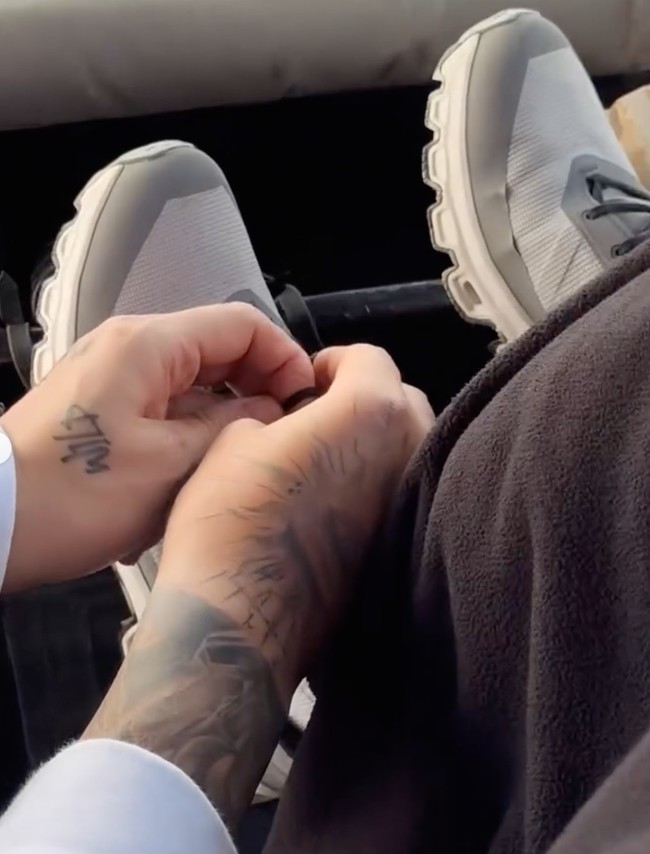 Anya juga memamerkan kebucinan lain saat sang kekasih membantunya untuk mengikat tali sepatu yang terlepas. Ngikutin anya dr awal, baru ini vibesnya happy bgt , dicintai ,diratukan. Happy both of u, tulis salah satu komentar. Gapernah liat anya segininya posting sama cowo selama pacaran wkwkwk. happy anyaa, bahagia selalu anya, tambah netizen lain. Foto: Instagram/@anyageraldine