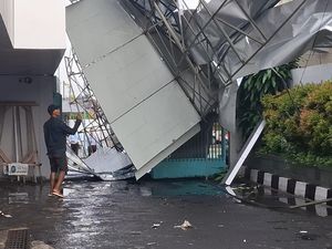 Atap Kanopi Bank di Lubuklinggau Roboh Usai Diterjang Angin Kencang