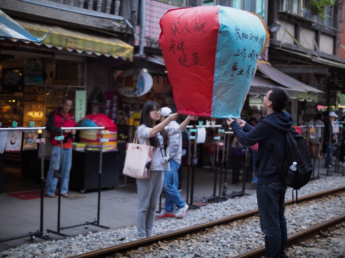 Shifen Old Street di Taiwan, terkenal dengan lentera udara, menawarkan tradisinya untuk menjadi bagian dari pengalaman pelancong.