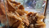 Pelanggan bisa bebas memilih bakso dan kondimen lain yang diinginkan. Bisa bakso urat semua atau dicampur variasinya sesuai selera. Foto: Yenny Mustika Sari/detikcom