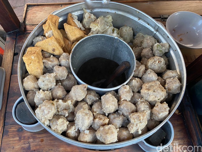 bakso malang dan es teler bakso malang dan es teler di area kuliner kaki lima Stasiun Tebet