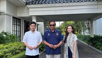 Beby Tsabina dan suami, foto bersama SBY. SBY santai memakai polo berwarna biru dongker, celana panjang krem, dan sepatu olahraga. Foto: Instagram @bebytsabina