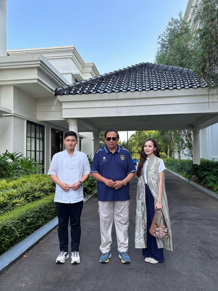 Beby Tsabina Beby Tsabina dan suami menikmati suasana Pacitan bersama SBY.