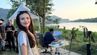 Beby Tsabina tersenyum melihat SBY melukis. Penampilan Beby Tsabina sangat natural dan simpel. Foto: Instagram @bebytsabina