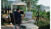 SBY duduk melukis panorama alam, ada danau, perbukitan dan pepohonan hijau. Foto: Instagram @bebytsabina